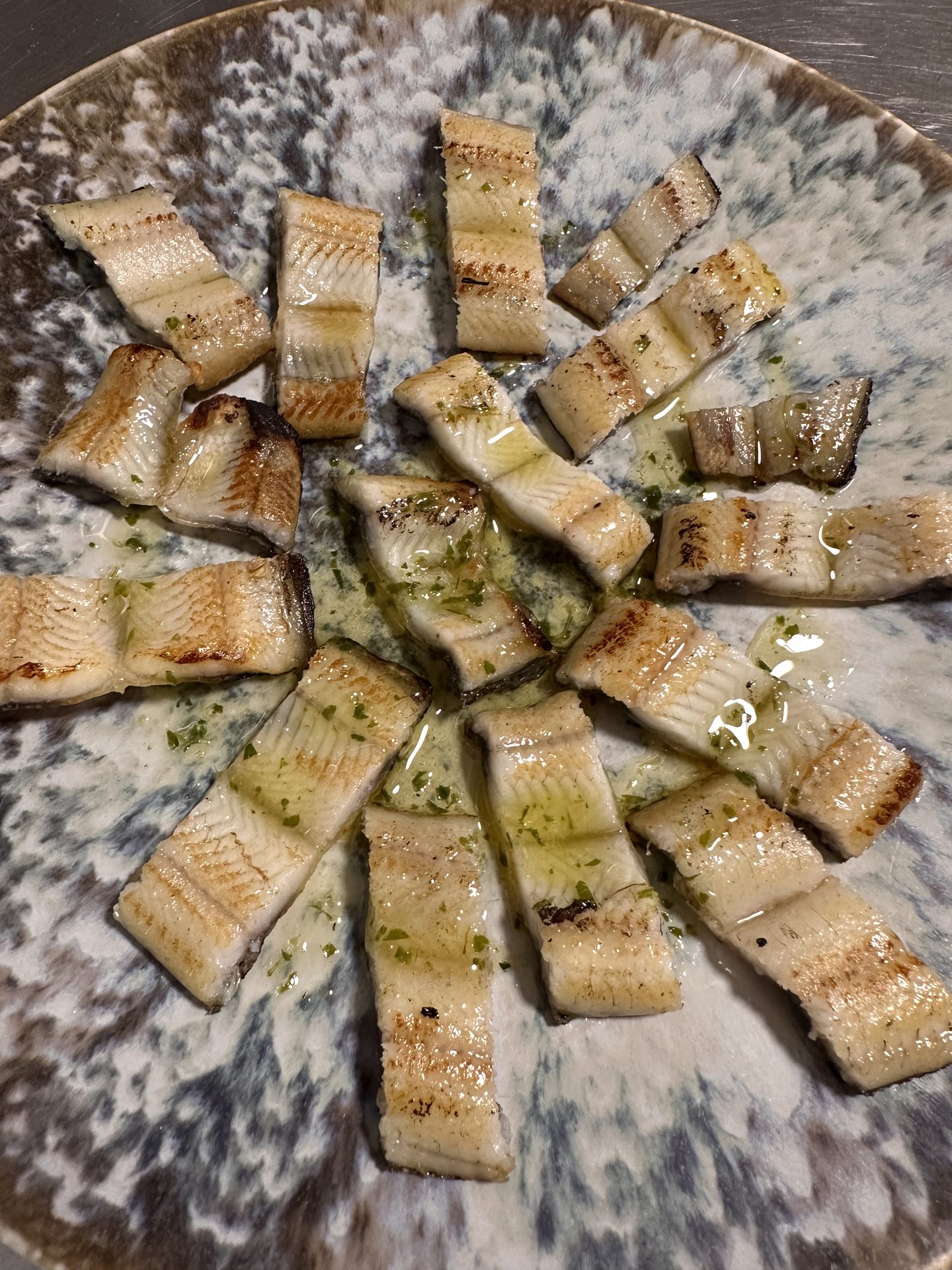 Anguila del Delta a la brasa amb oli d'all i julivert