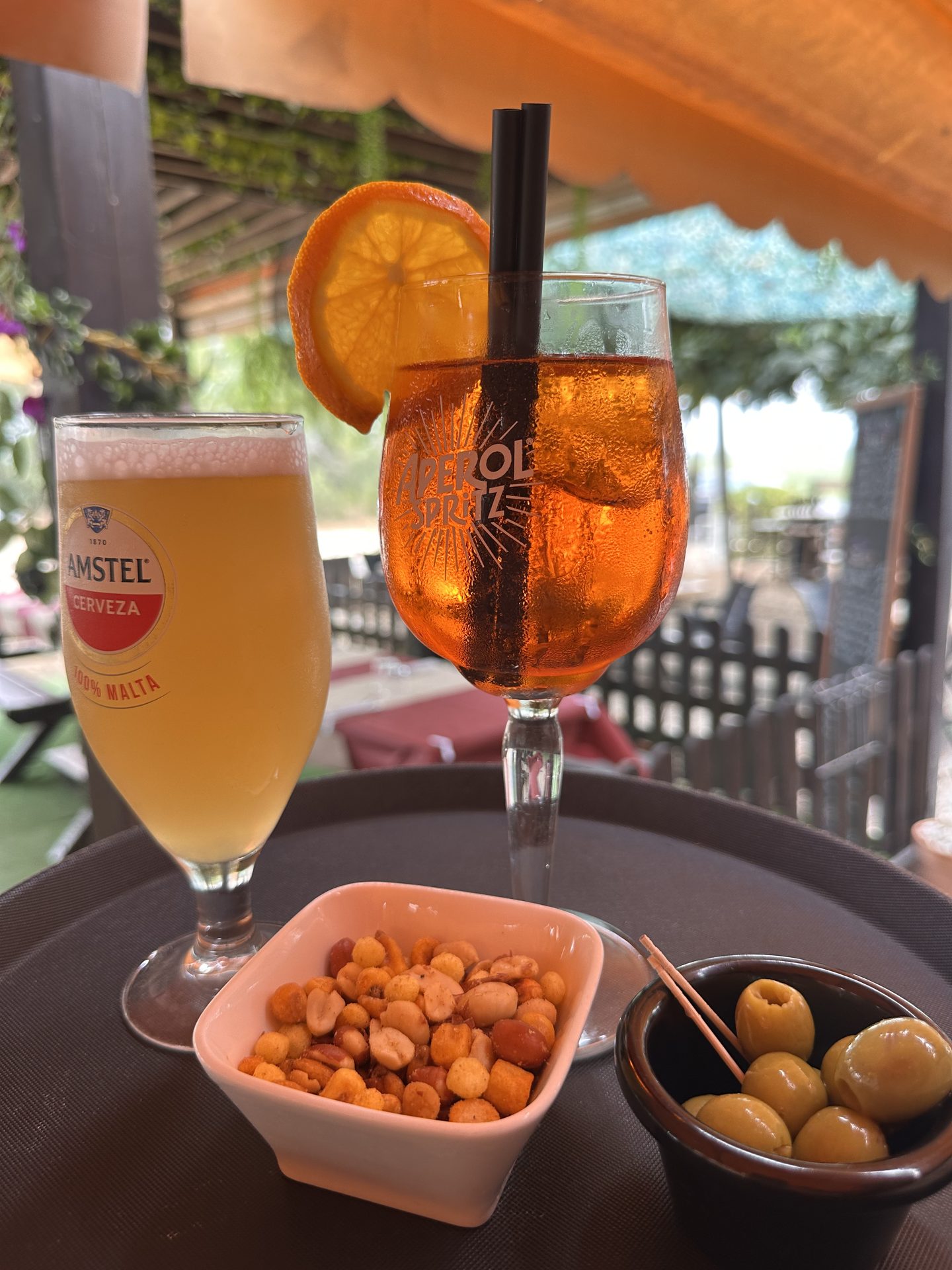 Aperitiu a la terrassa: spritz, cervesa i olives